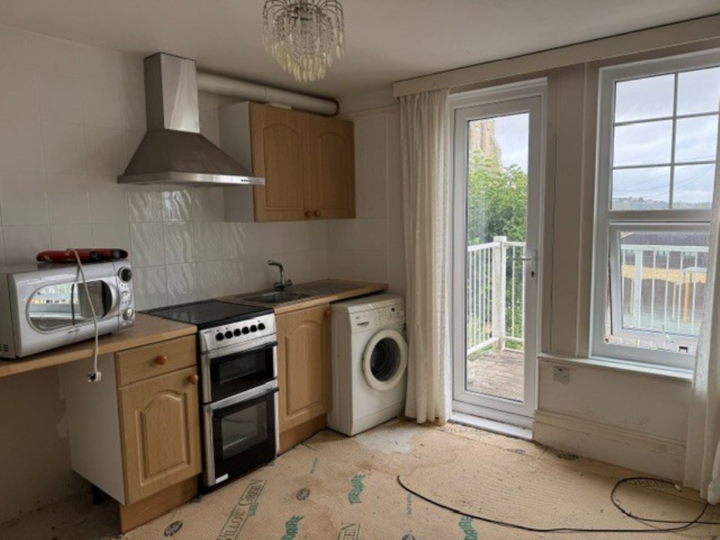 Lot: 87 - FREEHOLD DETACHED FORMER GUEST HOUSE ARRANGED AS FOUR FLATS ON GOOD SIZE PLOT WITH PARKING - Kitchen